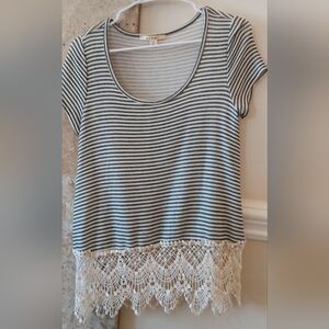 Mi Ami short sleeve top with lace